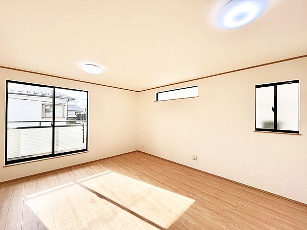 大きな窓からたっぷりの陽光と風を感じられるリビング