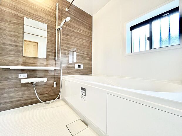 一日の疲れを癒してくれる明るい清潔感のあるバスルーム