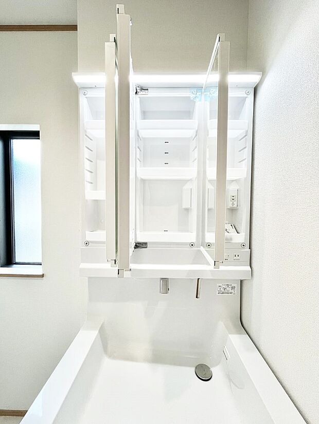 三面鏡の裏に、化粧品や衛生用品などを収納可能。洗面台をすっきりと保ちます!