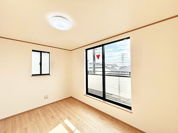 バルコニーが開放感をプラスしてくれる洋室