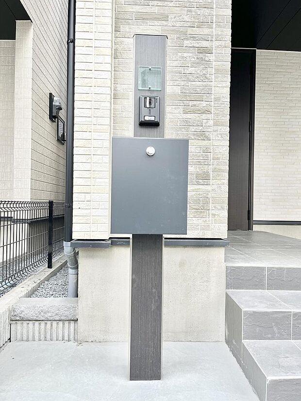 シンプルなデザインのポスト