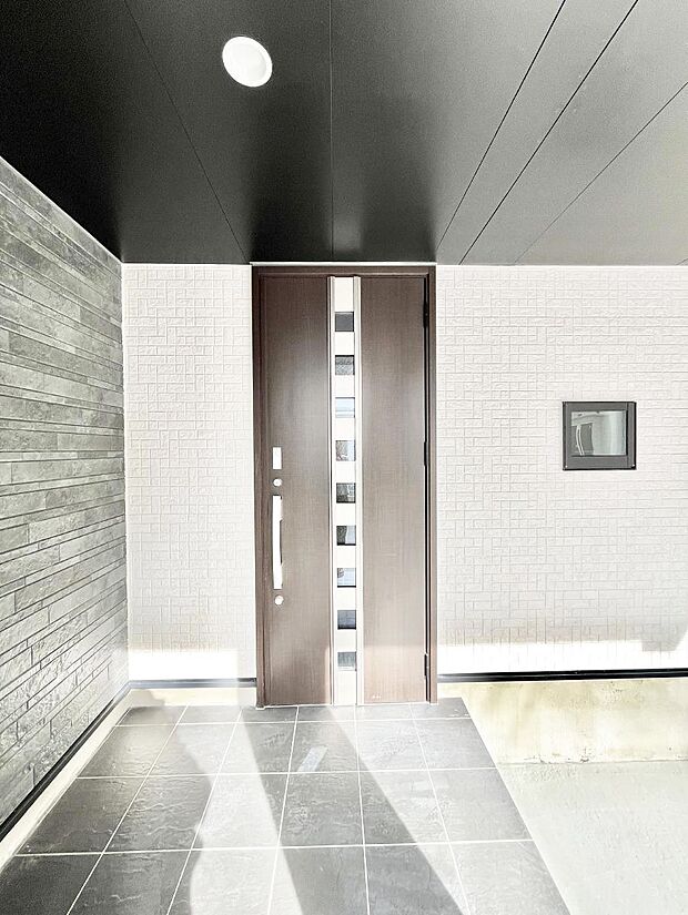 玄関前は雨が降っても濡れにくい屋根付き