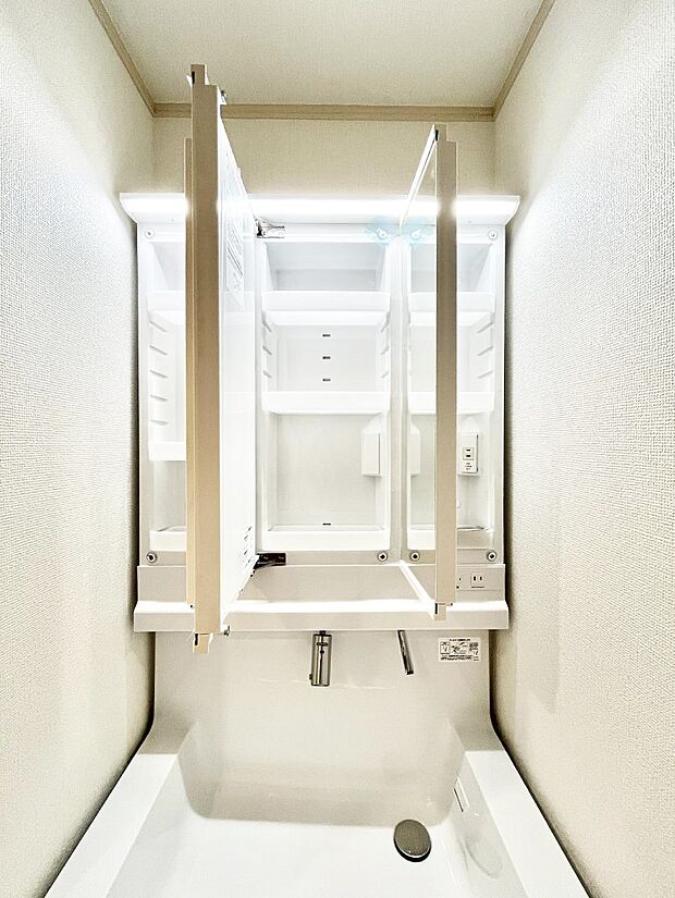 三面鏡の裏に、化粧品や衛生用品などを収納可能。洗面台をすっきりと保ちます！