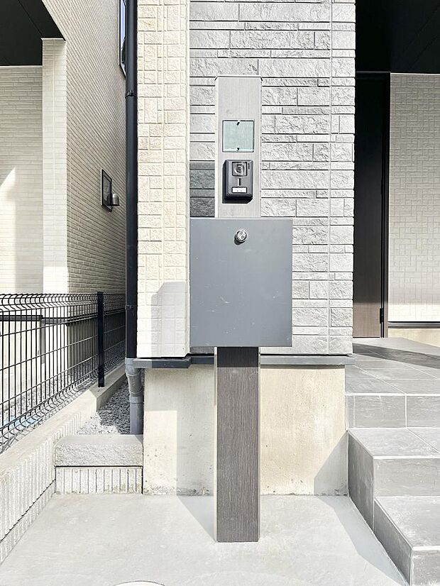 シンプルなデザインのポスト