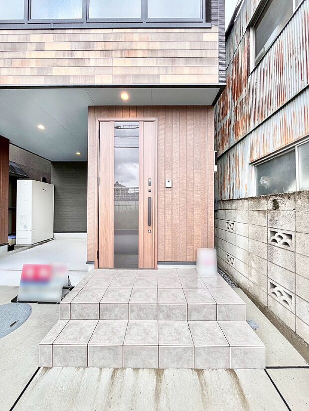 大切な家族、来客を出迎える玄関。