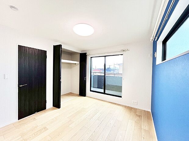 アクセントクロスがお洒落な洋室。2面採光で明るさ＆風通し良好！