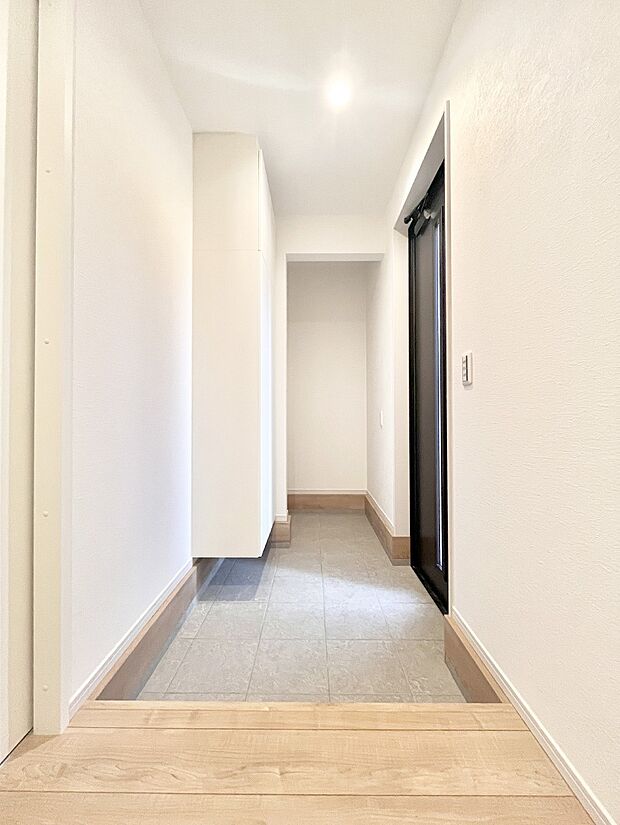 明るい玄関はお客様をお出迎えするのにぴったりです！ 