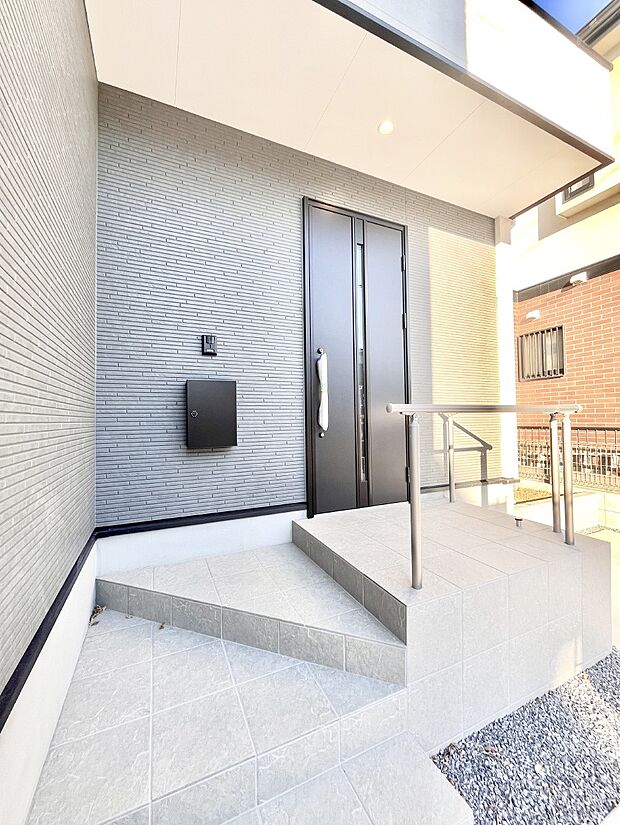 大切な家族、来客を出迎える玄関。