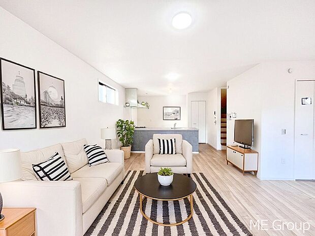 家族の和やかな会話が聞こえてきそう。開放感のあるリビングです。※家具はCGです  