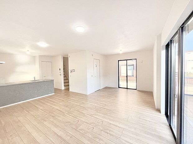 家族団らんの時間も増えそうなくつろぎのリビングダイニング。