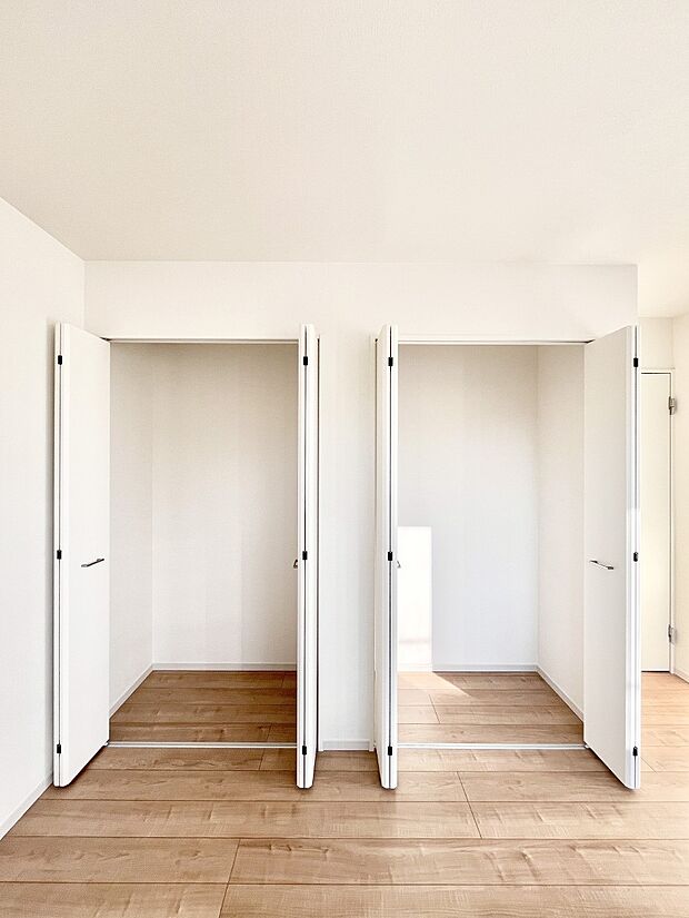 洋室のクローゼット。奥行きがあるので厚手の衣類もすっきり収まります。