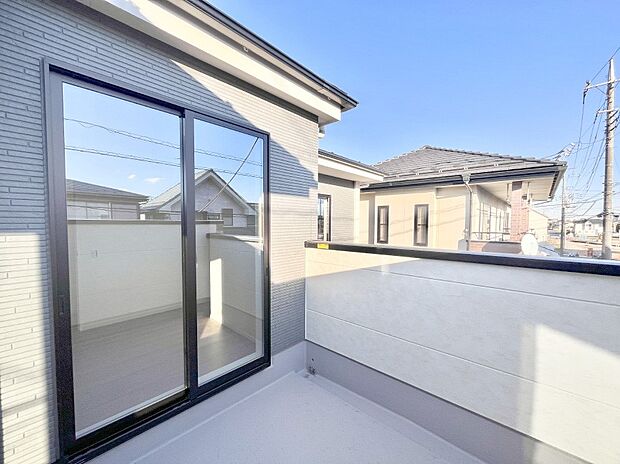 ゆったりバルコニーだから沢山お洗濯ものを干せます。