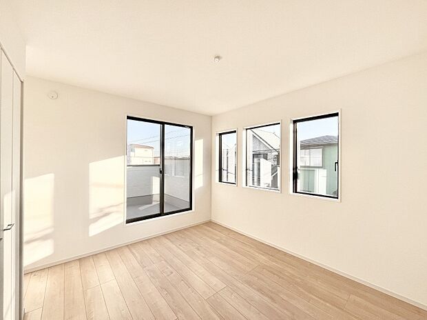 バルコニーが開放感をプラスしてくれる洋室