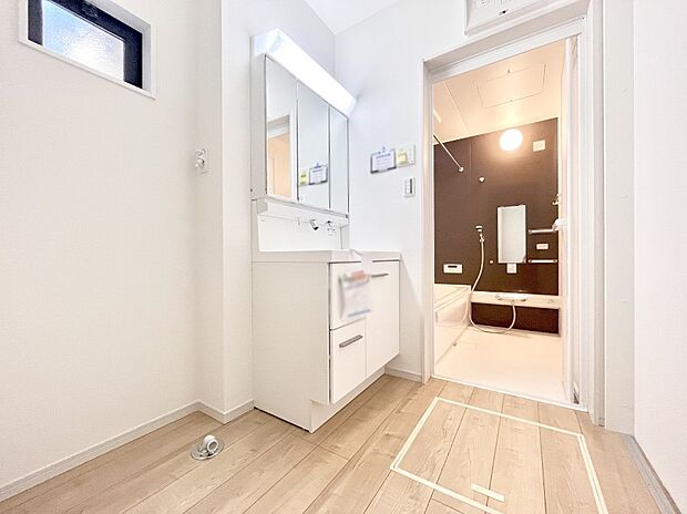 身支度もスムーズにおこなえる脱衣場。  