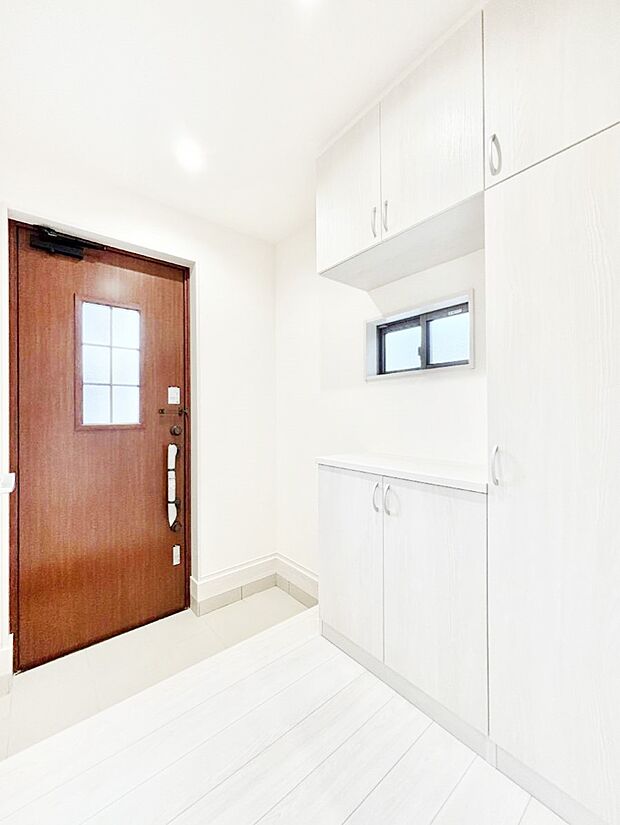 ご家族やお客様を気持ちよくお出迎え!明るい陽光が入り込む玄関