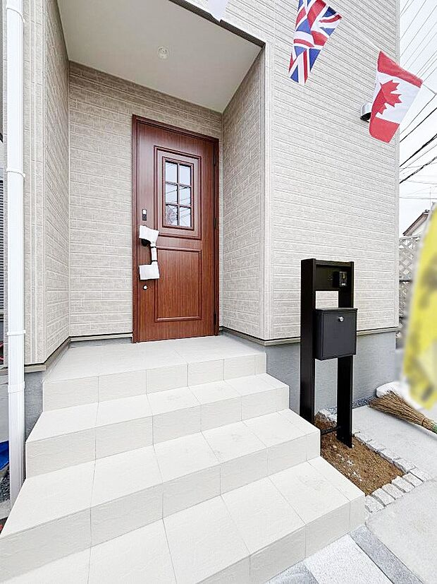 大切な家族、来客を出迎える玄関。玄関前は屋根付きで雨が降っていても濡れにくいです。 