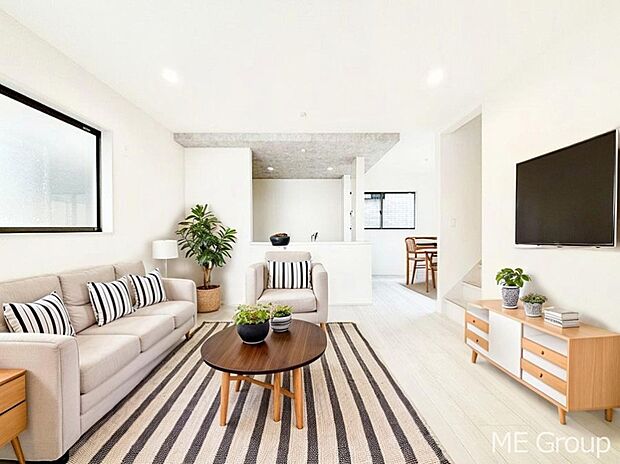 ご家族の賑やかな話し声で包まれる明るいリビング ※家具はCGです