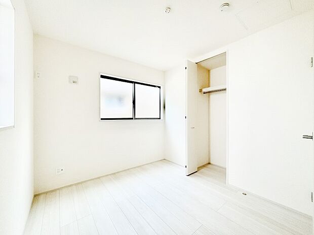 お子さまのお部屋としても!衣類の整理整頓に便利なクローゼット付きの洋室。