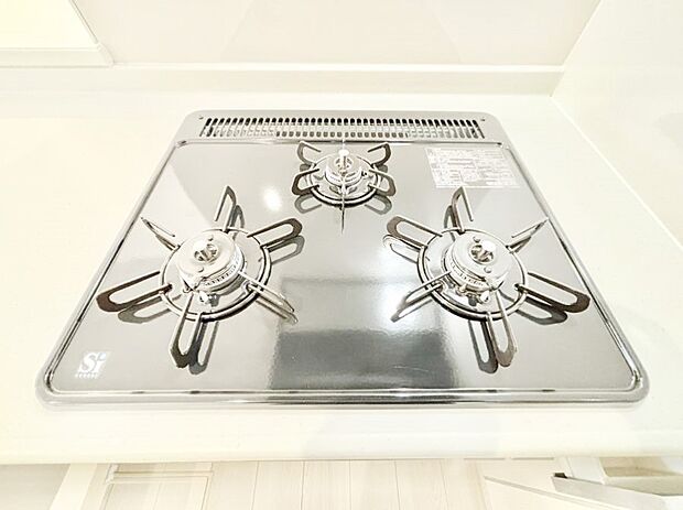 ガスコンロはＳｉセンサー搭載。火力調節や焦げ付き・消し忘れも防いでくれます。