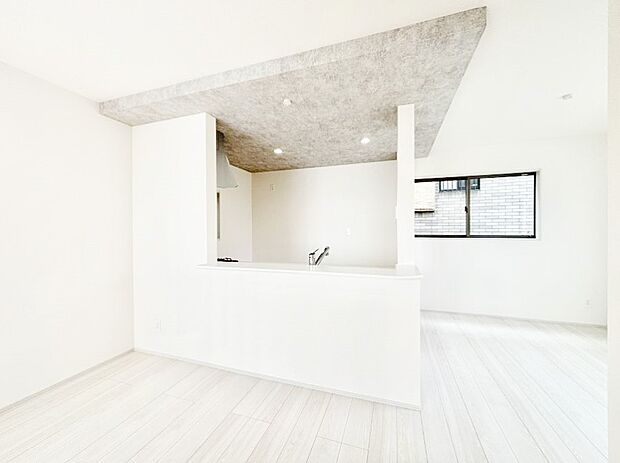 家族の会話はもちろん、配膳・片付けもラクラクなカウンターキッチン