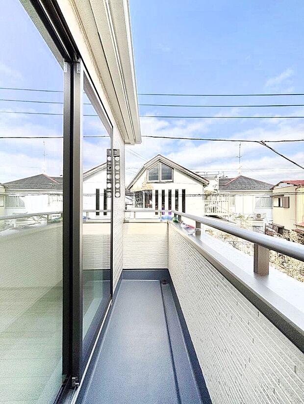 暖かな陽光が降り注ぐバルコニーはお洗濯におすすめ。爽やかな風も心地よいです。