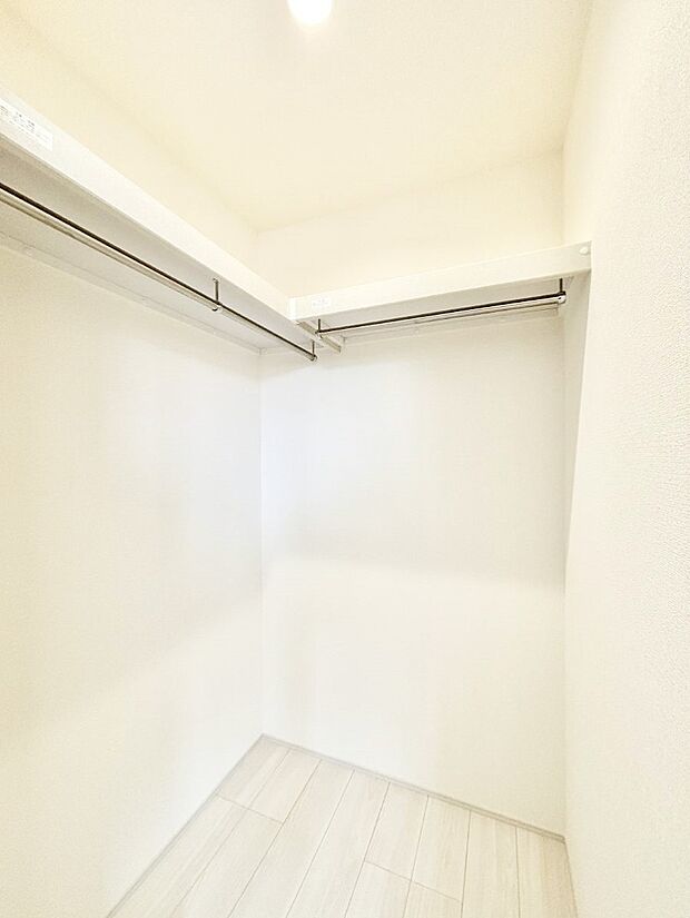 衣類をハンガーに掛けたまま収納できるWIC。衣類の整理整頓がしやすくて便利です！