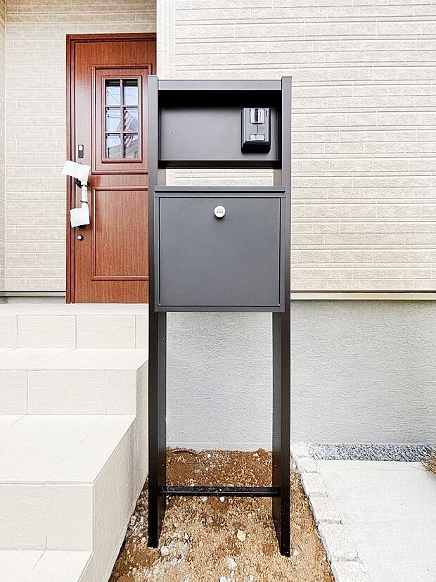 表札・インターホン・ポストをひとつに集約。エントランスになじむシンプルデザイン。