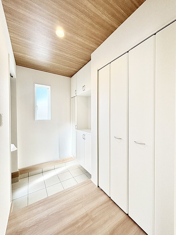 小窓から陽光を感じられる明るい玄関