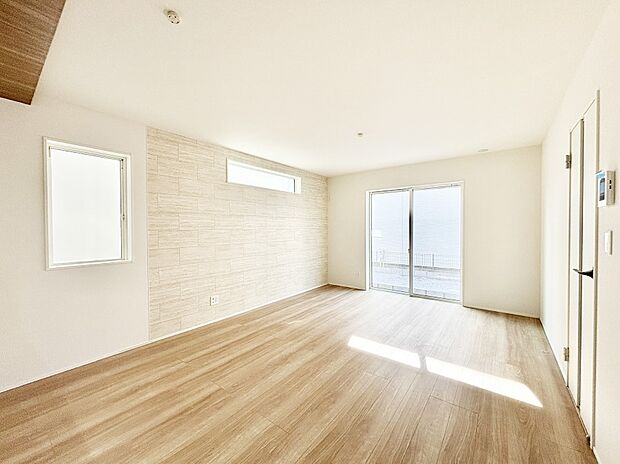 大きな窓からたっぷりの陽光と風を感じられるリビング