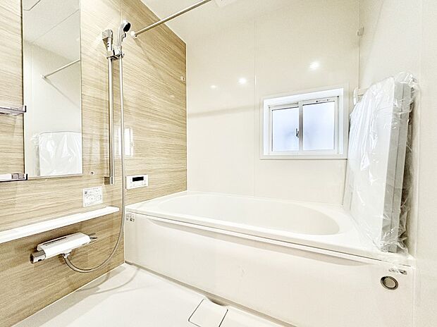 一日の疲れを癒してくれる明るい清潔感のあるバスルーム