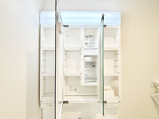 三面鏡の裏に、化粧品や衛生用品などを収納可能。洗面台をすっきりと保ちます!