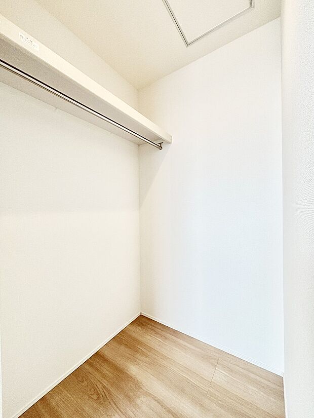 ウォークインクローゼットの活用で生活空間スッキリ