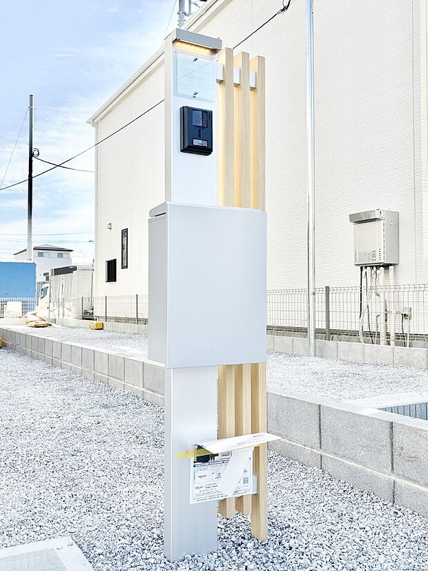 シンプルなデザインのポスト