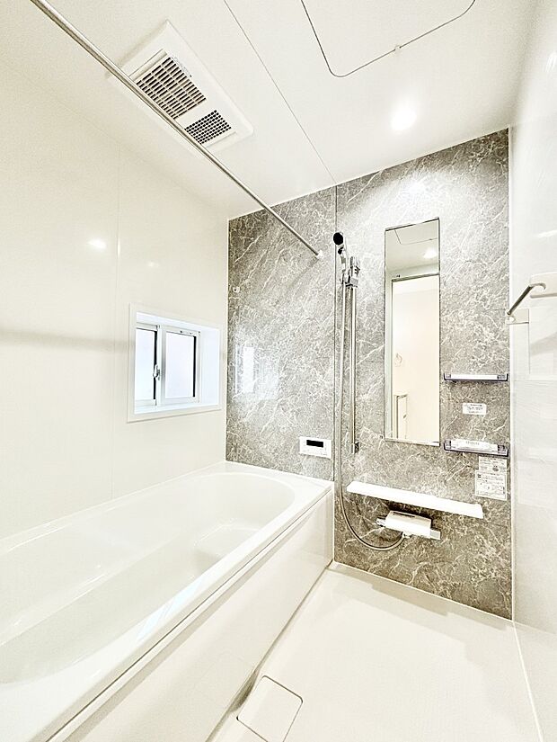 一日の疲れを癒してくれる明るい清潔感のあるバスルーム