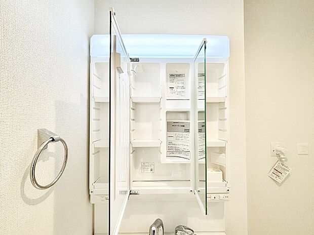 三面鏡の裏に、化粧品や衛生用品などを収納可能。洗面台をすっきりと保ちます！