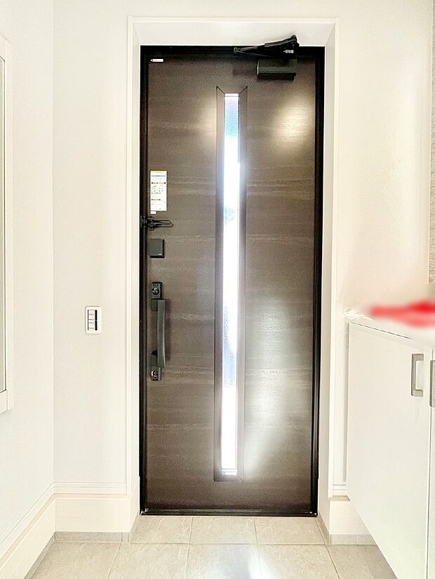 玄関ドアにスリッドラインが入っているので光の演出をしてくれます！