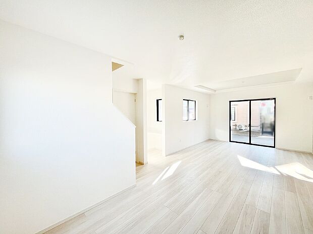 大きな窓からたっぷりの陽光と風を感じられる広々20帖のリビング。