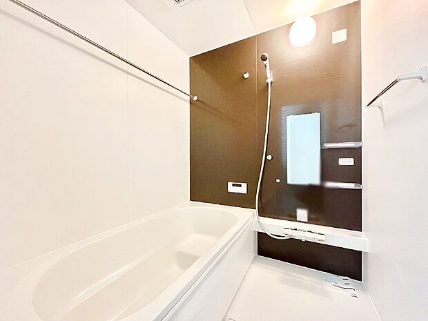 一日の疲れを癒してくれる明るい清潔感のあるバスルーム