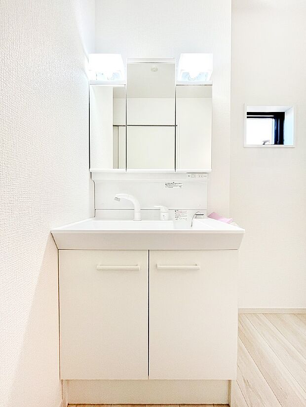 スタイリングに便利な三面鏡、ミラーキャビネットで細かい物スッキリ