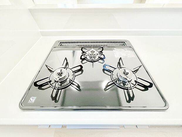 ガスコンロはＳｉセンサー搭載。火力調節や焦げ付き・消し忘れも防いでくれます。