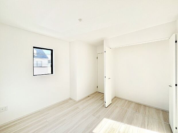 やさしい光がさしこむ居室はしっかり収納付き