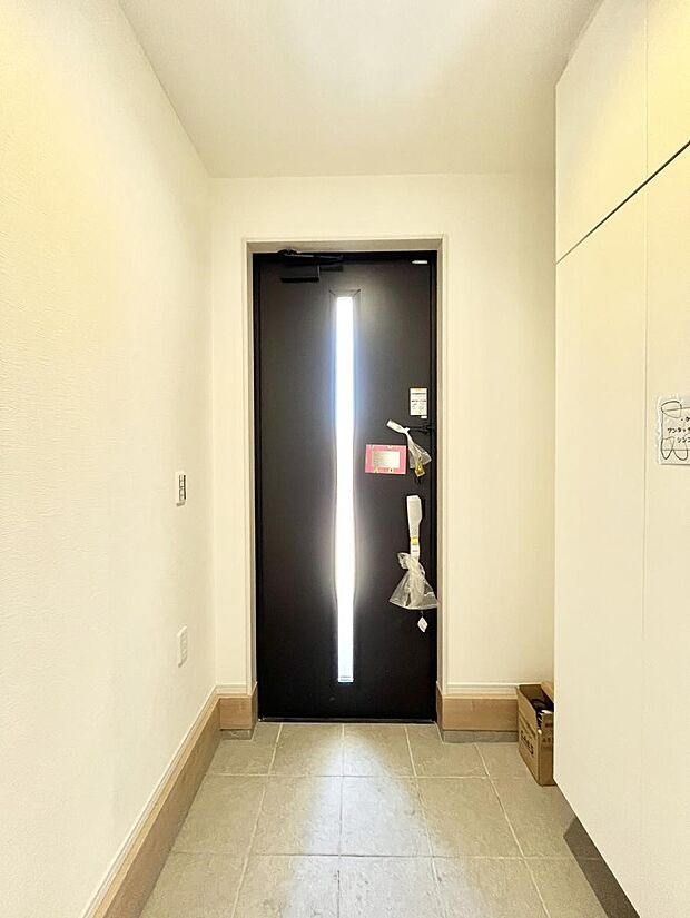 ガラススリットの入った玄関ドアが室内に光を届けてくれます