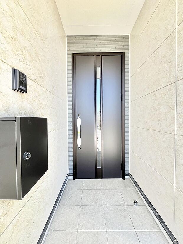 玄関前は雨が降っても濡れにくい屋根付き