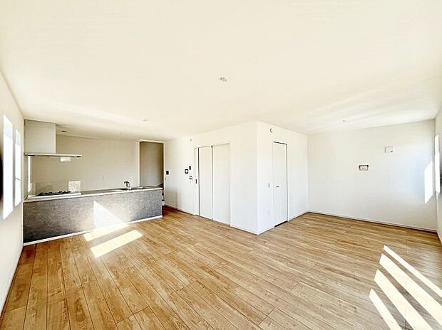 家族の笑顔が自然と生まれてくる、そんな雰囲気のダイニングに仕上がっています。