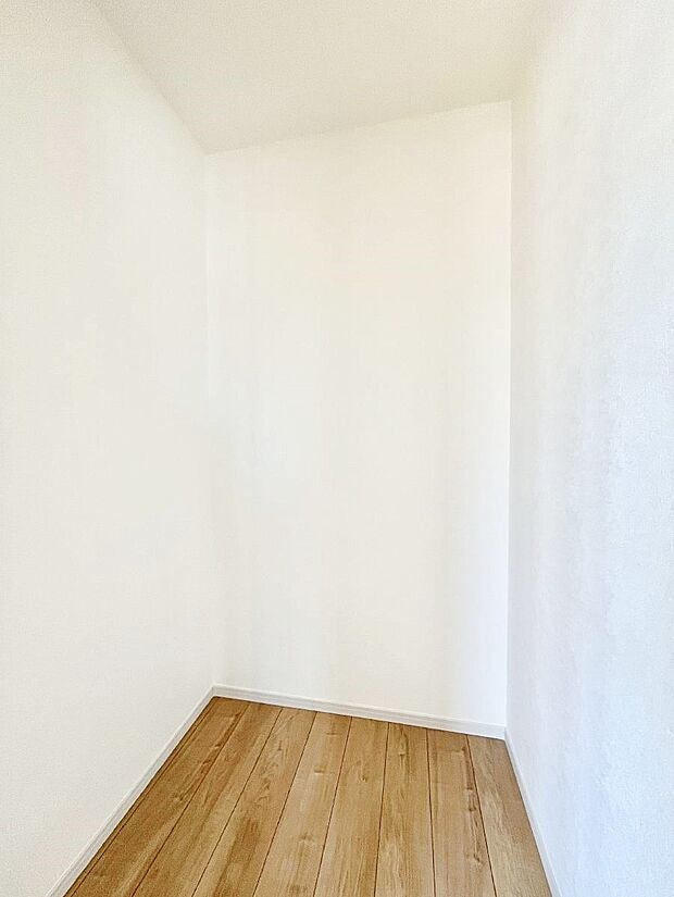 ウォークインクローゼット付きで生活空間を広く利用できます。