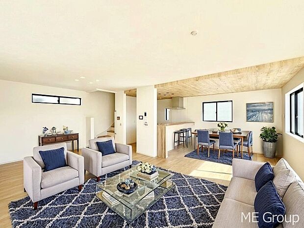 ご家族の賑やかな話し声で包まれる明るいリビング ※家具はCGです