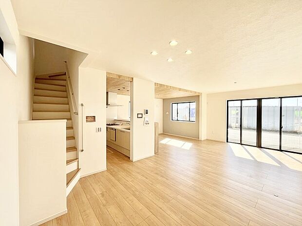 内装「ただいま」「おかえり」家族とのコミュニケーションが深まるリビングイン階段。