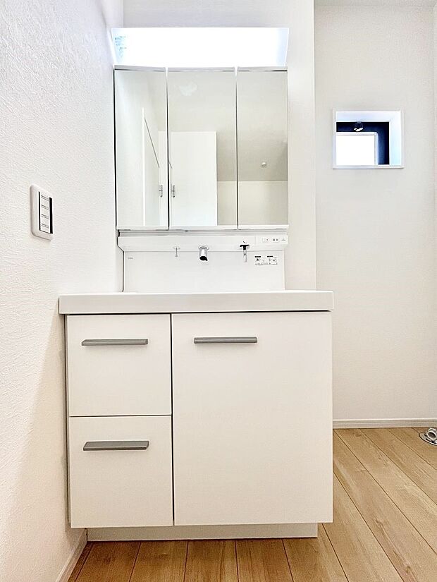 三面鏡の裏に、化粧品や衛生用品などを収納可能。洗面台をすっきりと保ちます!