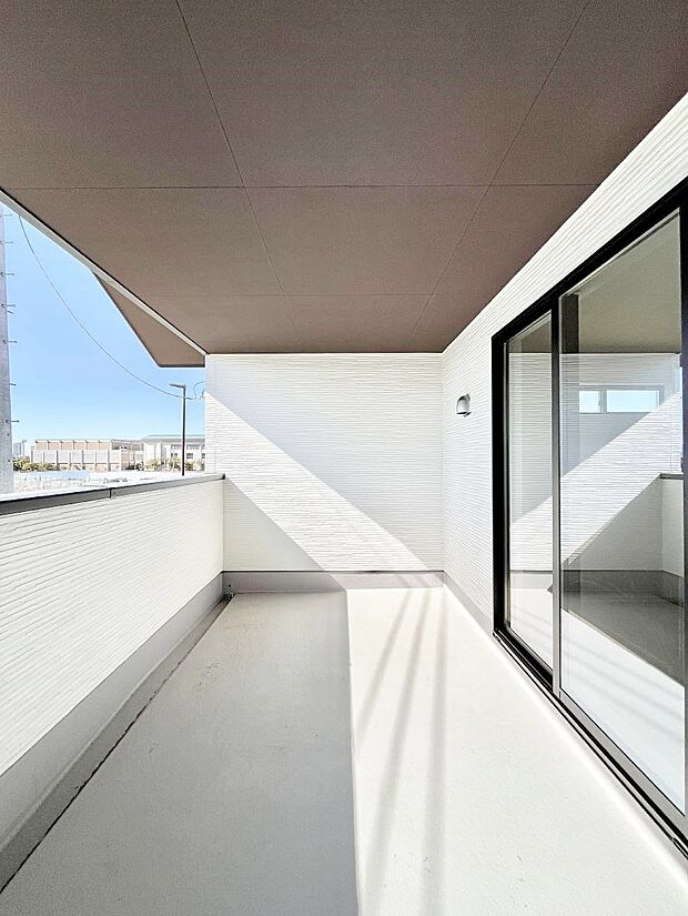 インナーバルコニーなので雨でも洗濯物を干す事が出来て、風通しがあるので乾きが良く、物干しスペースとして重宝します。