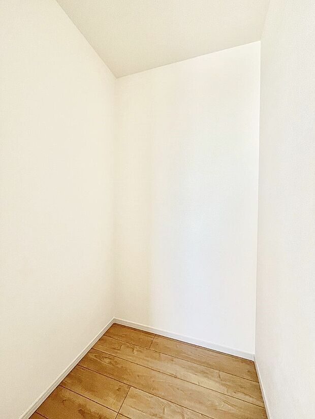 ウォークインクローゼット付きで生活空間を広く利用できます